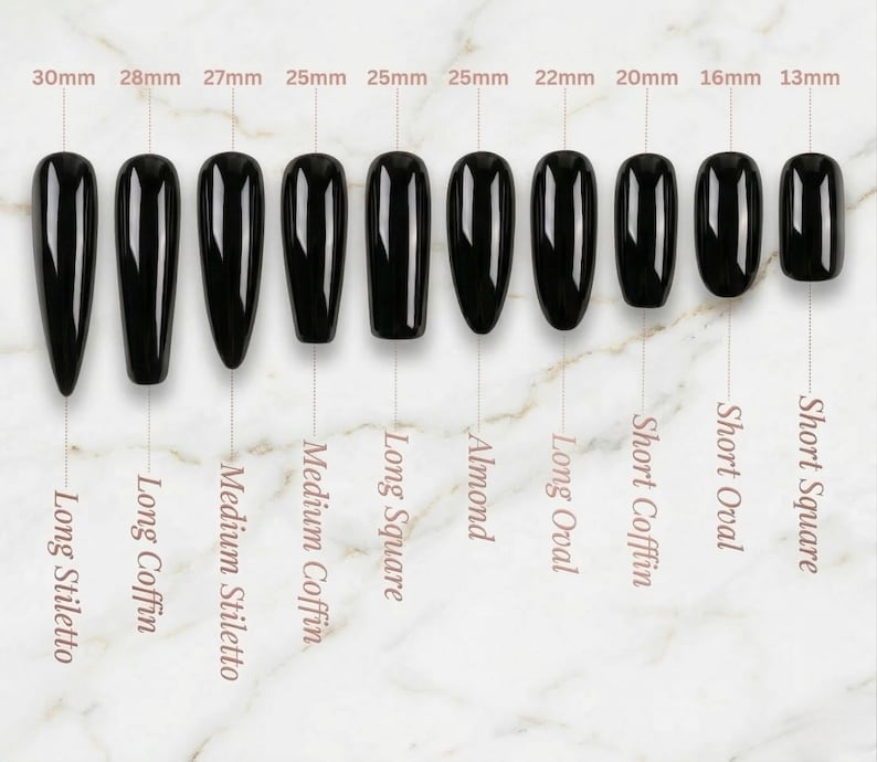 Puede incluir: Una colecci&oacute;n de u&ntilde;as postizas negras en varias formas, incluyendo Long Stiletto y Short Square. Las medidas en mil&iacute;metros se muestran encima de cada u&ntilde;a, variando de 13mm a 30mm. Las u&ntilde;as est&aacute;n dispuestas sobre una superficie con efecto m&aacute;rmol.