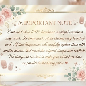 Puede incluir: Una taza de cer&aacute;mica blanca con asa negra y el texto "But First, Coffee" en negrita negra. La taza se encuentra sobre un fondo borroso, sugiriendo un ambiente acogedor.