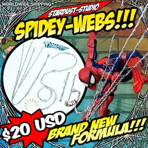 Puede incluir: Una figura de acción de Spiderman roja y azul, suspendida por telarañas plateadas. La imagen incluye el texto "SPIDEY-WEBS!!!" y "BRAND NEW FORMULA!!!". Un círculo blanco muestra varios diseños de telarañas plateadas.