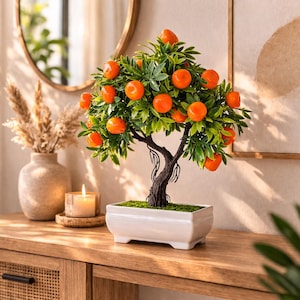 Peut inclure: Un oranger artificiel décoratif dans un pot rectangulaire blanc. L'arbre présente des feuilles vertes vives et de nombreux fruits orange vif. Le tronc est brun foncé et le pot est rempli de mousse verte.