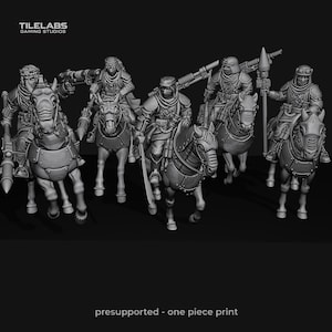 Könnte beinhalten: Graustufenbild von sechs gepanzerten Figuren auf Pferden, die jeweils Waffen halten. Die Figuren tragen Helme und Rüstungen. Die Pferde sind ebenfalls gepanzert. Der Text "TILELABS GAMING STUDIOS" befindet sich in der oberen linken Ecke. Der Text "presupported - one piece print" steht unten.