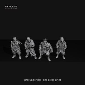Puede incluir: Cuatro figuras en miniatura de soldados con máscaras de gas y uniformes militares. Las figuras están de pie, con varias armas y equipo. El texto "presupported - one piece print" está en la parte inferior de la imagen.