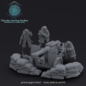 Könnte beinhalten: Ein graues Miniatur-Artilleriegeschütz mit drei Figuren in Wintermänteln, positioniert hinter Sandsäcken. Das Bild enthält den Text "TileLabs Gaming Studios" und "presupported - one piece print".