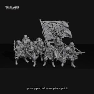 Könnte beinhalten: Graustufenbild einer Gruppe von Miniatursoldaten in Militäruniformen, einige mit Helmen und Gasmasken, die Waffen und eine Flagge mit einem Totenkopfemblem tragen. Der Text "TILELABS GAMING STUDIOS" befindet sich oben links und "presupported - one piece print" unten.