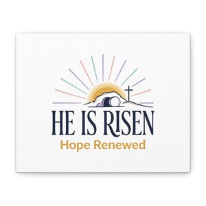 Può includere: Stampa su tela con la scritta "HE IS RISEN" in blu navy e "Hope Renewed" in oro. Il design include un'alba con raggi pastello, un sepolcro e una croce, su sfondo bianco.