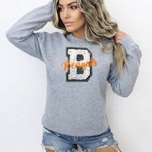 Individuell gesticktes Varsity Buchstabe-Monogramm-Sweatshirt, Pailletten / Filz-Maskottchen-Kleidung - jetzt im Trend!
