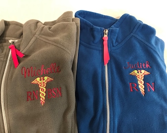 Broderad fleece-sjuksköterskeväst: Hel dragkedja för sjuksköterskor, sjuksköterskor, specialanpassad fickväst