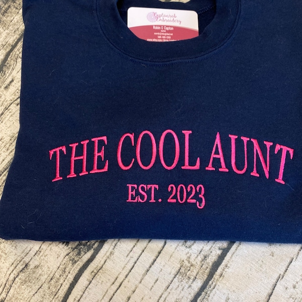 Le col ras du cou Cool Aunt Sweatshirt. Sweat tante, tous les cols ras du cou à la mode brodés pour les femmes - aussi Cool Oncle! Vous nommez votre titre !!