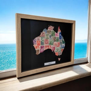 Mapa antiguo de Australia enmarcado con sellos postales. Collage de mapas único. Se aceptan pedidos personalizados. Arte filatélico único.