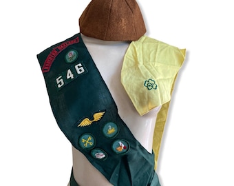 vintage girl scouts sjerp en muts met extra badges en accessoires