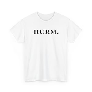 Könnte beinhalten: Weißes T-Shirt mit dem Wort "HURM." in Schwarz mittig aufgedruckt. Das Shirt hat einen Rundhalsausschnitt und kurze Ärmel. Der Stoff scheint ein weiches, leichtes Material zu sein.