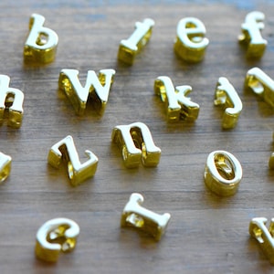 1 - Contas de charme de alfabeto em minúsculas douradas brilhantes 24K banhadas a ouro minúsculas e delicadas letras iniciais de monograma