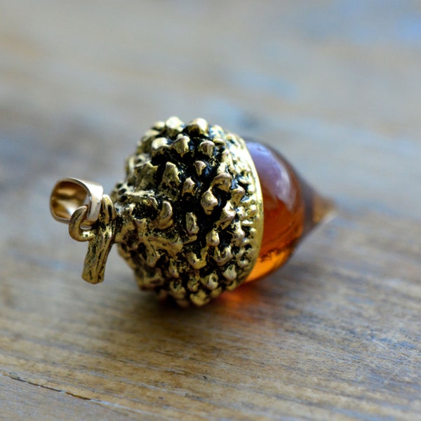 Amber Glass Acorn Charm with Vintage Brass Cap, Woodland Acorn Pendant Amber Vintage Jewelry Supplies  (BC011)