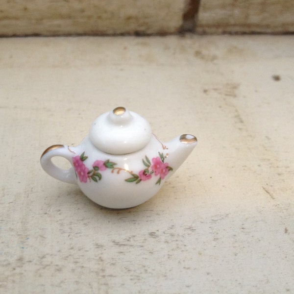 1 - Dije Mini Tetera, Porcelana Blanca, Patrón Floral Rosa, Alicia en el País de las Maravillas, Suministros de Joyería Vintage