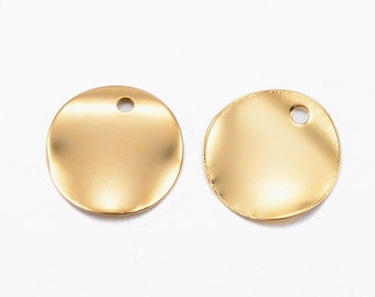 以下が含まれることがあります： 中央に小さな穴が開いた、金色の金属製の円が2つ。円は滑らかで、わずかに丸みを帯びた縁をしています。
