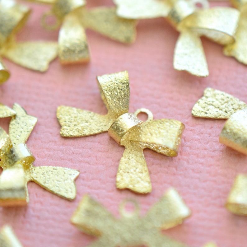 10 Kleine realistische Schleife Charms 24K GOLD getaucht Messing Kleine Fliege, Vintage Schmuckzubehör Goldene Schleife Geschenk für Sie Kinder Charms O034 Bild 1