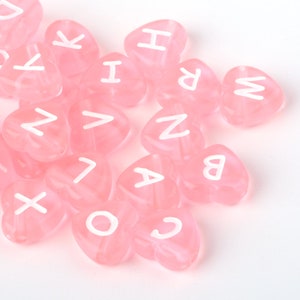 100 piezas - Cuentas de letras con forma de corazón de color rosa transparente • Alfabeto de cuentas de corazón de acrílico • Suministros para hacer joyas y crear manualidades • (AO013-15)