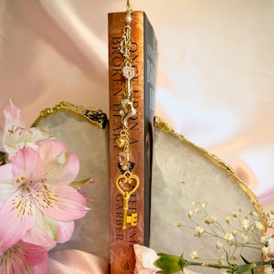 Bokberlock inspirerad av ett brustet hjärta | Bokberlock för fantasy | Gåva för bokälskare | BookTok-present | Bokmärke bild 1