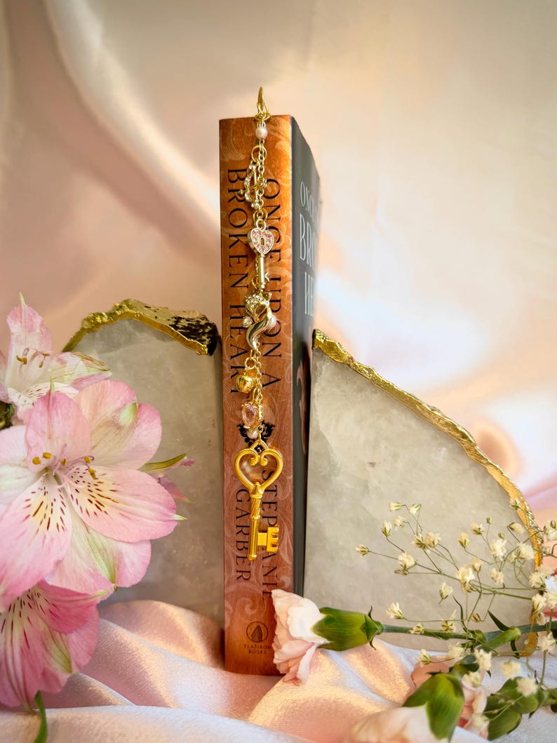 Bokberlock inspirerad av ett brustet hjärta | Bokberlock för fantasy | Gåva för bokälskare | BookTok-present | Bokmärke bild 1