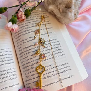 Bokberlock inspirerad av ett brustet hjärta | Bokberlock för fantasy | Gåva för bokälskare | BookTok-present | Bokmärke bild 8