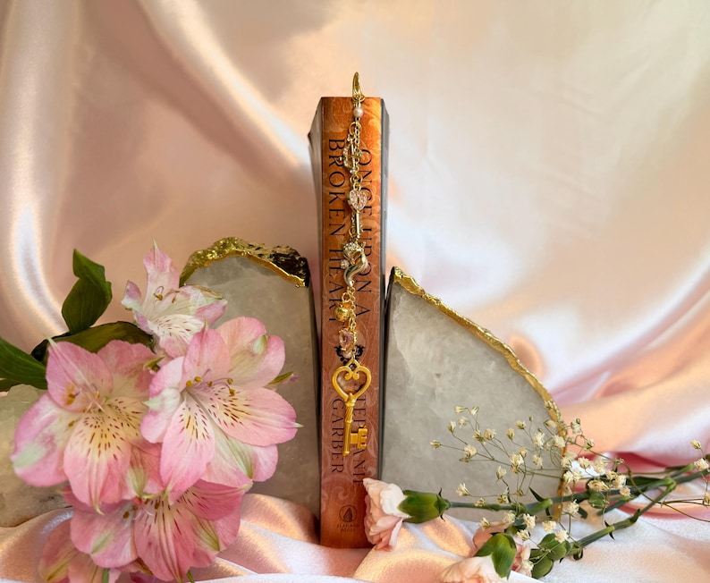 Bokberlock inspirerad av ett brustet hjärta | Bokberlock för fantasy | Gåva för bokälskare | BookTok-present | Bokmärke bild 4