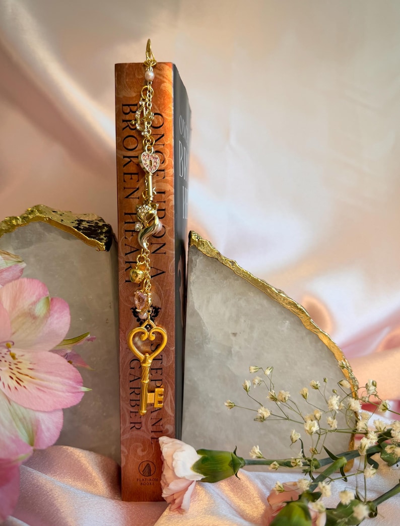 Bokberlock inspirerad av ett brustet hjärta | Bokberlock för fantasy | Gåva för bokälskare | BookTok-present | Bokmärke bild 7