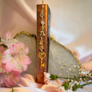 Bokberlock inspirerad av ett brustet hjärta | Bokberlock för fantasy | Gåva för bokälskare | BookTok-present | Bokmärke bild 5