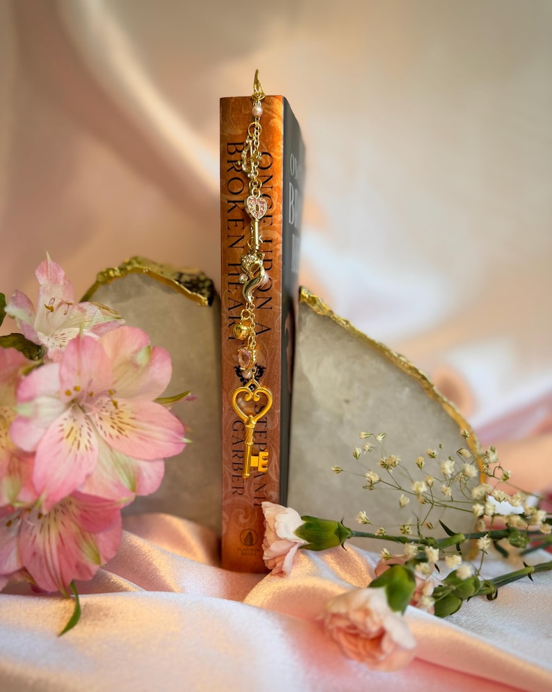 Bokberlock inspirerad av ett brustet hjärta | Bokberlock för fantasy | Gåva för bokälskare | BookTok-present | Bokmärke bild 5