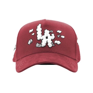 Peut inclure: Casquette de baseball bordeaux avec texte brod&eacute; blanc et motifs nuageux. Le texte semble &ecirc;tre "LA" dans une police stylis&eacute;e. La casquette a une visi&egrave;re incurv&eacute;e et une couronne structur&eacute;e.
