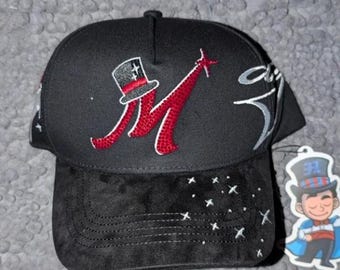 Gorra de béisbol negra Dandy Hats x "El Mago Rojo" con diseño de pedrería, 31 unidades.