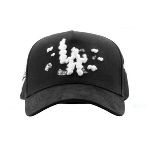 Peut inclure: Casquette de baseball noire avec des caract&egrave;res japonais blancs brod&eacute;s sur le devant. La casquette a une visi&egrave;re incurv&eacute;e et une couronne structur&eacute;e. Le chapeau est en mati&egrave;re su&eacute;d&eacute;e.