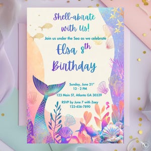 Può includere: Un colorato invito di compleanno a tema sirena con il testo "Shell-abrate with Us!" e "Elsa 8th Birthday". Il design include una coda di sirena, conchiglie e piante acquatiche. L'invito include anche la data, l'ora e il luogo.
