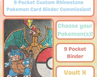 Pode incluir: Um fichário de 9 bolsos para cartas Pokemon personalizado com strass, apresentando um fundo com textura de fibra de carbono e um mosaico detalhado de strass de Charizard, Blastoise e uma Poke Ball. O texto inclui 9 Pocket Custom Rhinestone Pokemon Card Binder Commission, Choose your Pokemon(s), 9 Pocket Binder e Vault X.