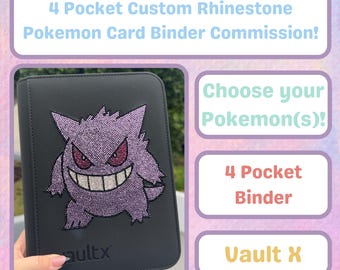 Pode incluir: Um fichário preto de 4 bolsos para cartas colecionáveis com um design personalizado do personagem Gengar feito de strass roxos e vermelhos. O texto na imagem diz: 4 Pocket Custom Rhinestone Pokemon Card Binder Commission!, Choose your Pokemon(s)!, 4 Pocket Binder, Vault X.