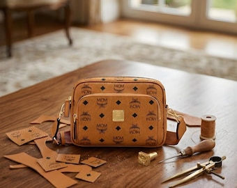 Borsa a tracolla piccola Aren di MCM – Mini borsa a spalla in pregiata pelle di vacchetta color cognac – Borsa di lusso firmata – Accessorio con monogramma Visetos