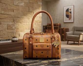 Sac à main vintage fait main - Cartable Boston en Visetos Cognac MCM - Sac à bandoulière de créateur avec breloques dorées
