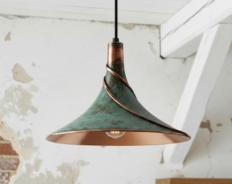 Lámpara colgante de cobre martillado hecha a mano, pantalla de cúpula con pátina verde