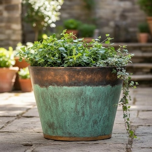 Handgemaakte koperen hangende plantenbak met patina koper, rustieke tuinmand