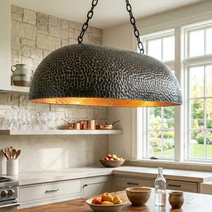 Lampadario a sospensione a cupola in rame martellato – Lampadario extra large per isola cucina – Patina anticata scura – Lampada da soffitto artigianale in stile rustico