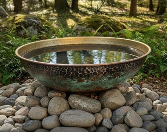 Handhamrad kopparfågelbad, trädgårdsskål i naturlig ärgpatina