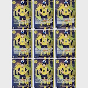 Peut inclure: Neuf cartes à collectionner représentant un personnage de dessin animé en uniforme de football jaune et noir, avec le texte "BVB" et "1&1". Le personnage a un ballon de football sur la tête. Les cartes ont un fond jaune et noir avec "5000".