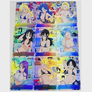 以下が含まれることがあります： 水着姿の、アニメキャラクターが描かれたトレーディングカード9枚。各カードには、鮮やかな色とホログラフィック仕上げのユニークなイラストが描かれています。カードには番号とテキストが記載されています。