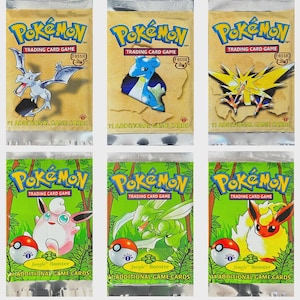 Puede incluir: Seis paquetes de refuerzo del juego de cartas coleccionables Pokémon. Tres paquetes presentan el conjunto Fósil con imágenes de un dragón blanco, una criatura azul y un pájaro amarillo. Los otros tres paquetes son paquetes de refuerzo de la selva con una criatura rosa, un insecto verde y un zorro amarillo.