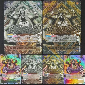 Op de afbeelding: Zes ruilkaarten met een holografische afwerking, met een karakterillustratie en Japanse tekst. De kaarten hebben goud-, zilver- en paarse tinten, met de naam "Marshall D. Teach". De kaarten hebben een waarde van 10 en 12000.