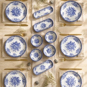 Juego de vajilla de porcelana azul con estampado floral, platos de cerámica vintage, decoración de cocina rústica.