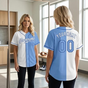 Puede incluir: Una camiseta de béisbol con un diseño dividido, mitad blanca y mitad azul claro. La parte delantera presenta el texto "Teamname" y el número "00". La parte trasera muestra "YOURNAME" y el número "00". La camiseta tiene mangas cortas y botones.