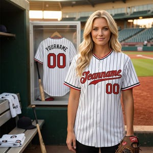 以下が含まれることがあります： 白のセラミックマグカップ。黒いハンドルと「But First, Coffee」の手書き風の文字。マグカップは白い表面に置かれています。マグカップの高さは約10cmです。