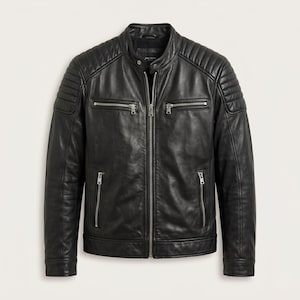 Könnte beinhalten: Schwarze Lederjacke mit gestepptem Schulterdesign, Stehkragen und mehreren Reißverschlusstaschen. Die Jacke hat einen Frontreißverschluss und eine taillierte Passform, geeignet für verschiedene Anlässe.