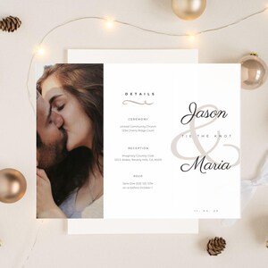Pode incluir: Um convite de casamento com uma foto de um casal se beijando no painel esquerdo. O painel direito apresenta os nomes "Jason & Maria" e detalhes do casamento. O convite é branco com texto preto e bege.