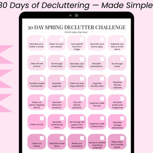 Könnte beinhalten: Ein digitales Tablet zeigt eine rosa und weiße Entrümpelungs-Challenge. Der Text lautet "30 Days of Decluttering - Made Simple!" und listet Aufgaben wie das Entrümpeln von Geldbörse, Kramschublade und Telefon-Apps auf. Das Bild wirbt für eine Frühlings-Entrümpelungs-Challenge.